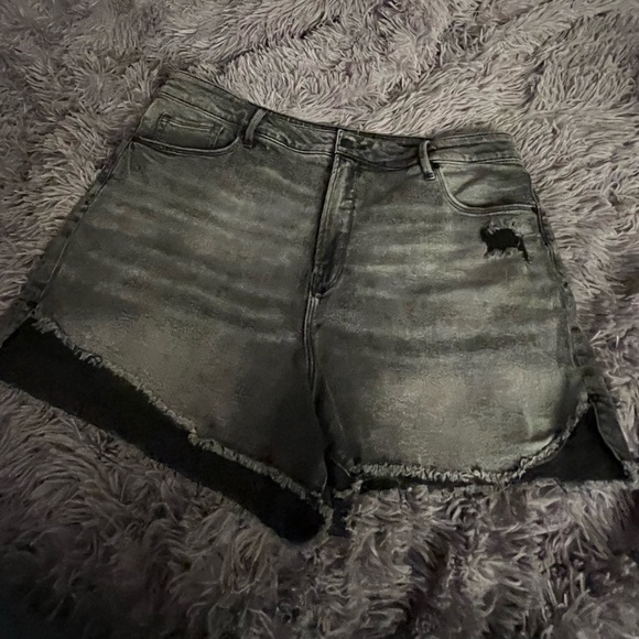 Good American Denim Cutoff Shorts PLUS SIZE - Picture 2 of 6